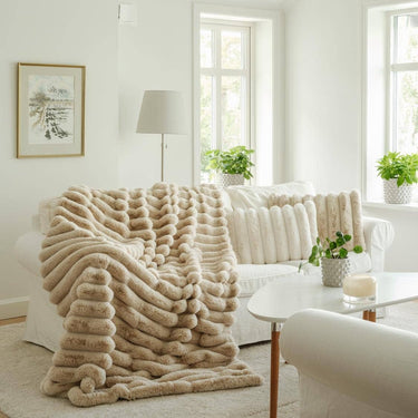 Beige keinoturkkinen torkkupeitto | 220 x 140cm | Liny-Skinnwille Home-Sasu’s sisustus- ja huonekaluliike