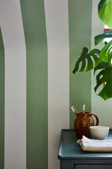 Broad Stripe Pea Green | non-woven tapetti | Storybook Papers