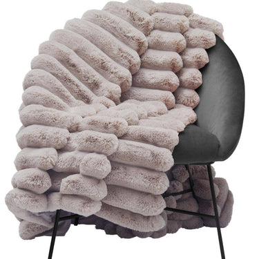 Harmaanruskea keinoturkkinen torkkupeitto | 220 x 140cm | Liny-Skinnwille Home-Sasu’s sisustus- ja huonekaluliike