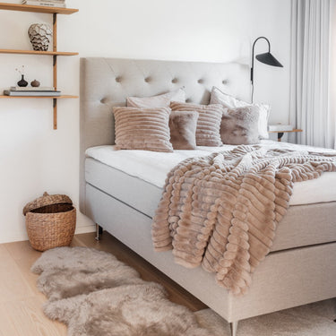 Harmaanruskea (taupe) keinoturkkinen torkkupeitto | 180 x 120cm| Stripy-Skinnwille Home-Sasu’s sisustus- ja huonekaluliike