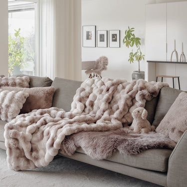 Hiekan värinen keinoturkkinen torkkupeitto | 220 x 140cm | Misty-Skinnwille Home-Sasu’s sisustus- ja huonekaluliike