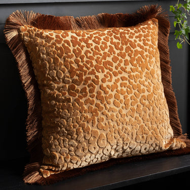 Karamellinruskea leopardikuvioinen sisustustyynyliina | 50 x 50 cm | Leopard Love-Riva Home-Sasu’s sisustus- ja huonekaluliike