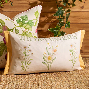 Keltasävyinen sisustustyyny | Myös ulkokäyttöön| 50 x 30 cm | Wildflowers Marigold-Riva Home-Sasu’s sisustus- ja huonekaluliike