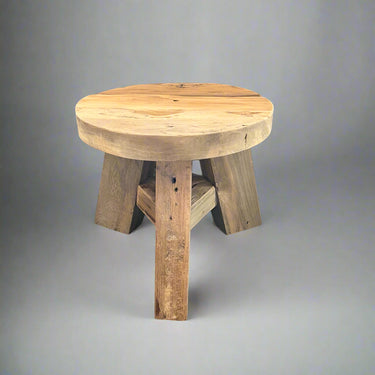 Kierrätystiikkinen puunvärinen jakkara leveillä jaloilla | ⌀26 x 23 cm | Mini-Design by Sasu's-Sasu’s sisustus- ja huonekaluliike