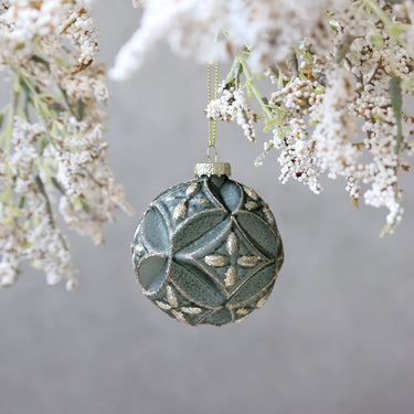 Kohokuvioitu vihreä lasinen joulupallo | Ø8 cm-Chic Antique-Sasu’s sisustus- ja huonekaluliike