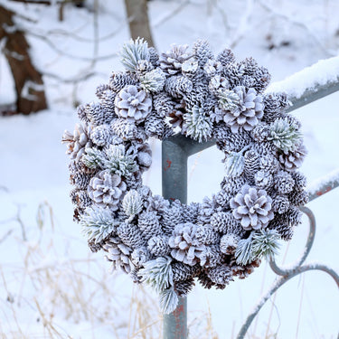 Lumihuurteinen käpykranssi luonnonvärinen | ⌀33 cm | Fleur-Chic Antique-Sasu’s sisustus- ja huonekaluliike