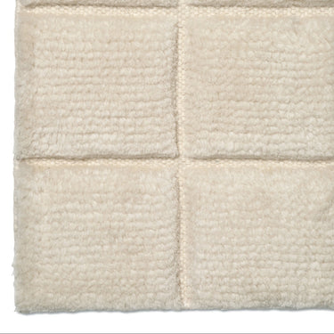 Luonnonvalkoinen ruutukuviollinen 2 cm paksu villamatto | Grid Ivory-Classic Collection-Sasu’s sisustus- ja huonekaluliike