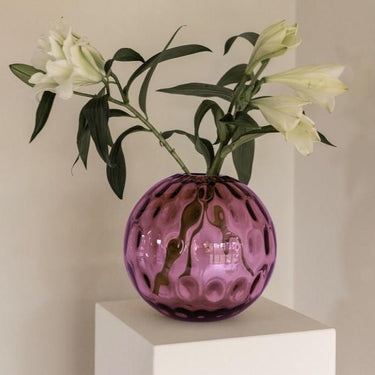 Luumun värinen kukkamaljakko | ⌀25cm | Sadie Vase Drops-Specktrum-Sasu’s sisustus- ja huonekaluliike