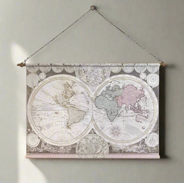 Maailmankartta tekstiilitaulu | 129x89 cm | World Map-Mindy Brownes-Sasu’s sisustus- ja huonekaluliike