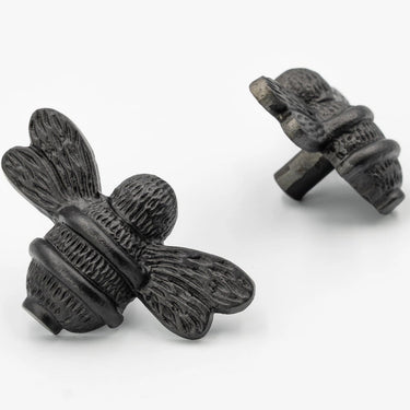 Mehiläisaiheinen nuppivedin messinkiä | Musta | 6,3 x 2,7 x 4,5 cm | Bee-Brass bee-Sasu’s sisustus- ja huonekaluliike
