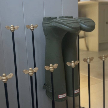 Messingin ja mustan sävyinen mehiläinen-kenkäteline | Teräs/messinki | Welly Boot Stand-Brass bee-Sasu’s sisustus- ja huonekaluliike