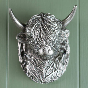 Messinkinen härkä-ovikolkutin | Tina | Highland Cow-Brass bee-Sasu’s sisustus- ja huonekaluliike