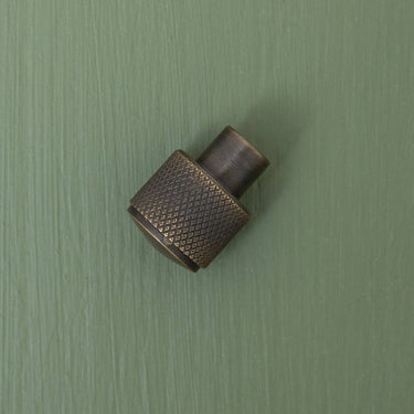 Messinkinen karhennettu nuppivedin | Antiikkimessinki | APIDAE Ø2 cm-Brass bee-Sasu’s sisustus- ja huonekaluliike