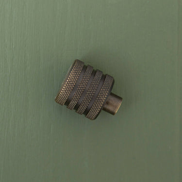 Messinkinen karhennettu nuppivedin | Antiikkimessinki | APIDAE Ø2 cm-Brass bee-Sasu’s sisustus- ja huonekaluliike