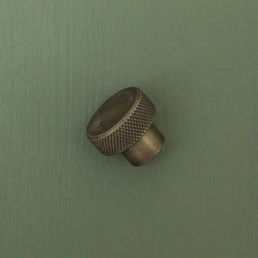 Messinkinen karhennettu nuppivedin | Antiikkimessinki | APIDAE Ø2,5 cm-Brass bee-Sasu’s sisustus- ja huonekaluliike