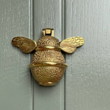 Mehiläisaiheinen ovikolkutin messinkiä | Kiiltävä messinki | 12,7 x 3,8 x 10,12 cm | Bumble Bee-Brass bee-Sasu’s sisustus- ja huonekaluliike