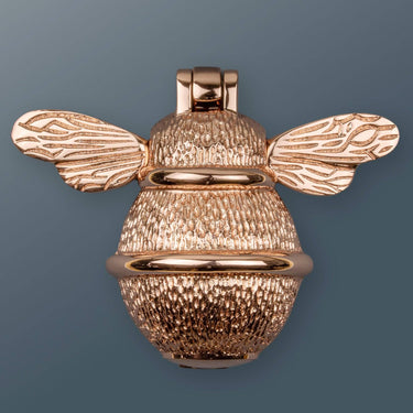 Mehiläisaiheinen ovikolkutin messinkiä | Punakulta | 12,7 x 3,8 x 10,12 cm | Bumble Bee-Brass bee-Sasu’s sisustus- ja huonekaluliike