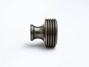 Messinkinen nuppivedin | Antiikkimessinki | Reeded Design-Brass bee-Sasu’s sisustus- ja huonekaluliike