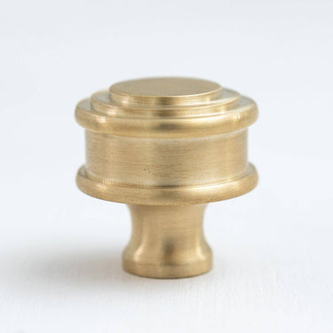 Messinkinen nuppivedin | Harjattu messinki | Borders Design-Brass bee-Sasu’s sisustus- ja huonekaluliike