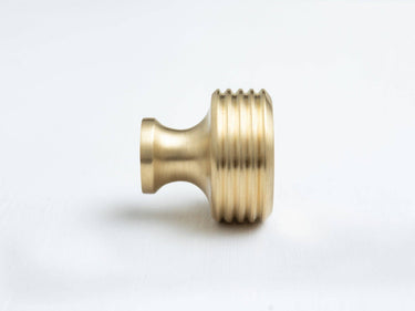 Messinkinen nuppivedin | Harjattu messinki | Reeded Design-Brass bee-Sasu’s sisustus- ja huonekaluliike