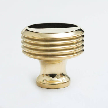 Messinkinen nuppivedin | Kiillotettu messinki | Reeded Design-Brass bee-Sasu’s sisustus- ja huonekaluliike