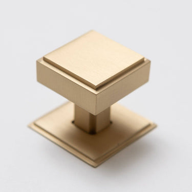 Messinkinen nuppivedin taustalevyllä | Mattamessinki | 4 x 4 x 3,5 cm | Art Deco-Brass bee-Sasu’s sisustus- ja huonekaluliike