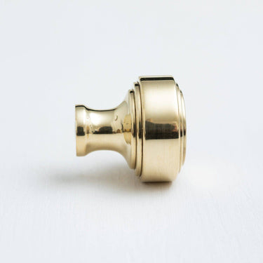 Messinkinen porrastettu nuppivedin| Kiillotettu messinki | Stepped Design-Brass bee-Sasu’s sisustus- ja huonekaluliike