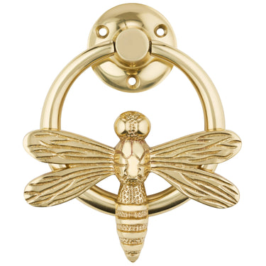Messinkinen rengasovikolkutin sudenkorentokoristeella | Kiillotettu messinki | 11 x 3 x 12,5 cm | Dragonfly-Brass bee-Sasu’s sisustus- ja huonekaluliike
