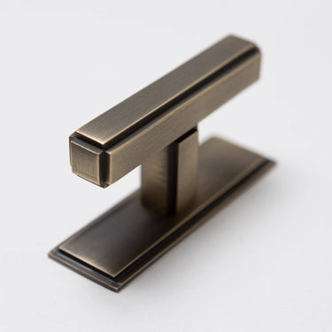 Messinkinen t-vedin taustalevyllä | Antiikkimessinki | 7 x 2,3 x 3,5 cm | Art Deco-Brass bee-Sasu’s sisustus- ja huonekaluliike