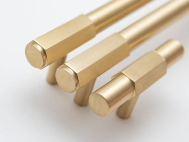 Messinkinen tankovedin kuusikulmaisella viimeistelyllä | Mattamessinki | Hexagonal handle 16 cm-Brass bee-Sasu’s sisustus- ja huonekaluliike