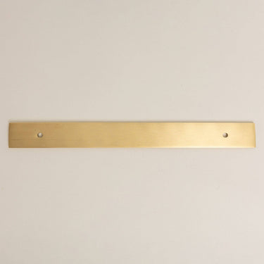 Messinkinen taustalevy karhennetulle 16 cm tankovetimelle | Mattamessinki-Brass bee-Sasu’s sisustus- ja huonekaluliike