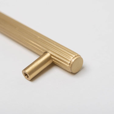 Messinkinen uritettu tankovedin | Mattamessinki | Knurled 17 cm-Brass bee-Sasu’s sisustus- ja huonekaluliike