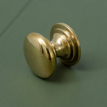 Messinkinen nuppivedin | Kiillotettu messinki | Ø3,2 x 3 cm | Victorian-Brass bee-Sasu’s sisustus- ja huonekaluliike