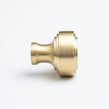 Messinkinen vetonuppi, porrastettu | Mattamessinki | Stepped Design-Brass bee-Sasu’s sisustus- ja huonekaluliike