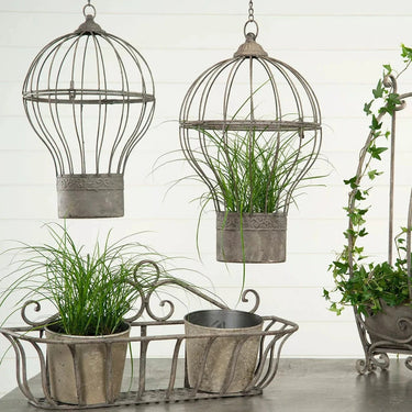 Musta kuumailmapallon muotoinen kukka-amppeli | Garden romance