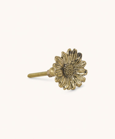 Päivänkakkara nuppvedin | Messinki | ⌀5 x 2,5 cm | Breezy Daisy-Doing Goods-Sasu’s sisustus- ja huonekaluliike