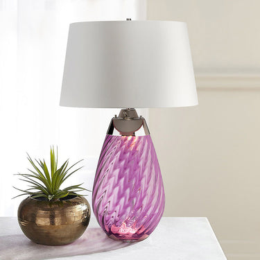 Pöytävalaisin luumun sävyinen lasijalka luonnonvalkoisella varjostimella | Lena - Plum-Elstead Lighting-Sasu’s sisustus- ja huonekaluliike