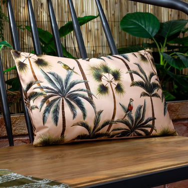 Sisustustyyny vaaleanpunainen-turkoosi | Myös ulkokäyttöön | 50 x 30 cm | Palm trees-Riva Home-Sasu’s sisustus- ja huonekaluliike