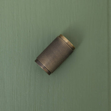 Kuvioitu/karhennettu nuppivedin messinkiä | Antiikkimessinki | Ø1,6 x 3,2 cm | APIDAE-Brass bee-Sasu’s sisustus- ja huonekaluliike