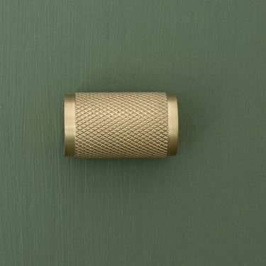 Kuvioitu/karhennettu nuppivedin messinkiä | Mattamessinki | Ø1,6 x 3,2 cm | APIDAE-Brass bee-Sasu’s sisustus- ja huonekaluliike