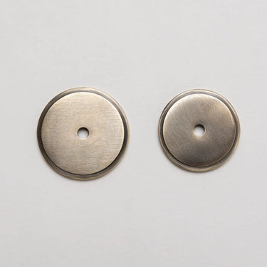 Taustalevy nuppivetimelle | Antiikkimessinki | ⌀3,2 - 3,6 cm x 0,37 cm-Brass bee-Sasu’s sisustus- ja huonekaluliike