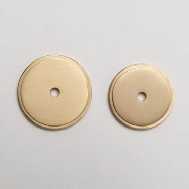 Taustalevy nuppivetimelle | Mattamessinki | ⌀3,2 - 3,6 cm x 0,37 cm-Brass bee-Sasu’s sisustus- ja huonekaluliike