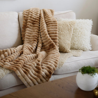 Toffeenruskea keinoturkkinen torkkupeitto | 180 x 120cm| Stripy-Skinnwille Home-Sasu’s sisustus- ja huonekaluliike