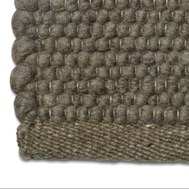 Tummanvihreä 1,5 cm paksu merinovillamatto | Merino Dark Green-Classic Collection-Sasu’s sisustus- ja huonekaluliike