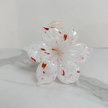 Valko-punainen pöytäkoriste / kynttilänjalka Murano-lasia | 13 x 13 x 12 cm | Fiore-Murano Dream-Sasu’s sisustus- ja huonekaluliike
