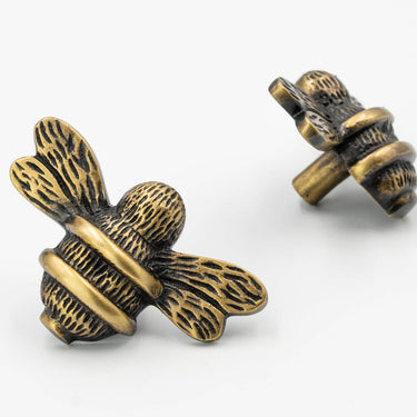 Vedin messinkiä antiikkimessingin värisenä | Bee Drawer Knob - Heritage Finish-Brass bee-Sasu’s sisustus- ja huonekaluliike