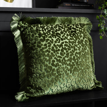 Vihreä leopardikuvioinen sisustustyynyliina | 50 x 50 cm | Leopard Love-Riva Home-Sasu’s sisustus- ja huonekaluliike