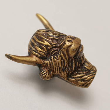 Ylämaannauta-aiheinen nuppivedin messinkiä | Antiikkimessinki | 4,5 x 2,2 x 5,5 cm| Highland Cow-Brass bee-Sasu’s sisustus- ja huonekaluliike