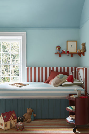 Seinämaali Brighton, kattomaali Sky Blue, sängyn runko Etruria, yöpöytä Heat