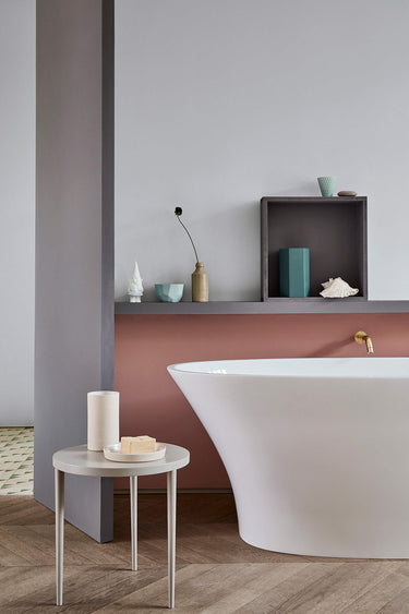 Seinä- ja hyllymaali Dark Lead Colour, seinämaali hyllyn päällä Gauze Dark ja hyllyn alla Blush.